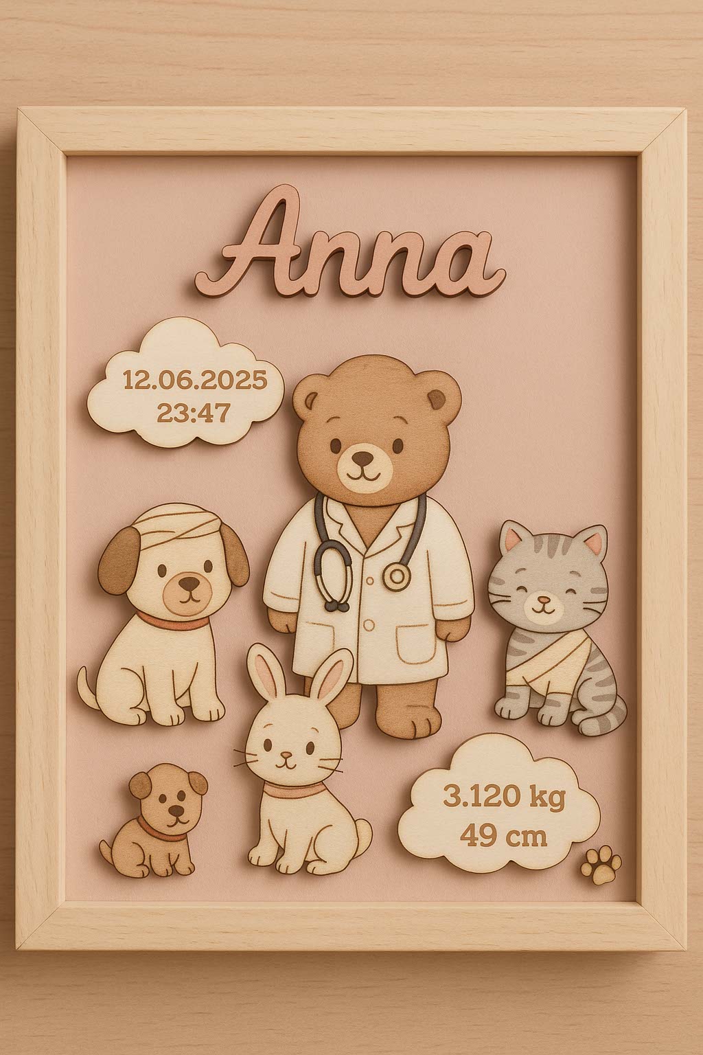 Quadretto che rappresenta un orsetto che fa il veterinario, con intorno degli animali da guarire. Nelle nuvole ci sono i dati di nascita del bambino per cui il quadretto è stato fatto.