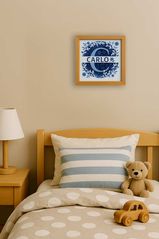 Quadretto decorativo rappresentante un monogramma e il rispettivo nome del bambino realizzato usando strati di carta