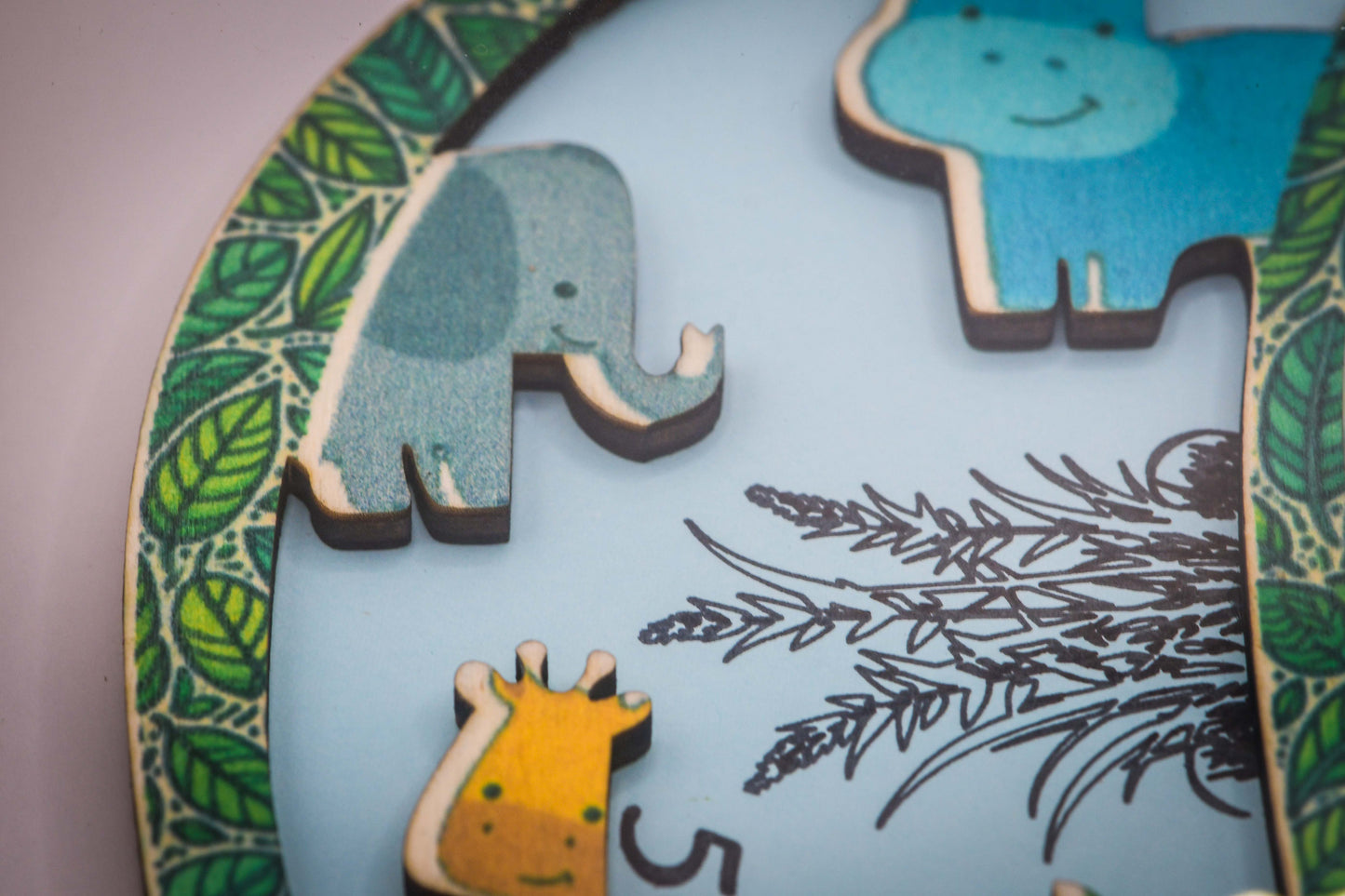Quadretto nascita personalizzato: nome bambino, data nascita, luogo, altezza e peso. Realizzato in legno, carta e colori atossici, appendibile a muro.