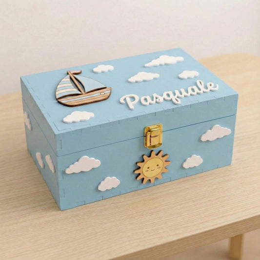 Scatola dei ricordi personalizzata azzurra con barca in legno, nome Pasquale e decorazioni a nuvole e sole, artigianato bambini.