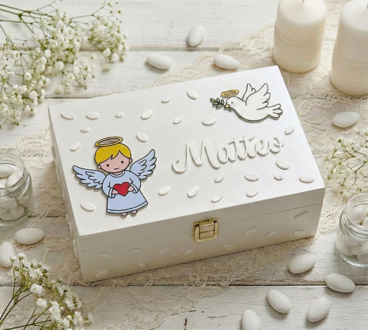 Dettaglio cofanetto in legno bianco portatunica battesimo con nome Matteo, angioletto azzurro e colomba