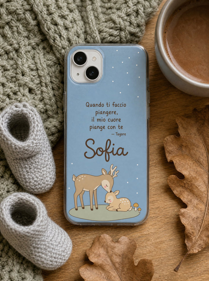 Cover per il papà con un papà cervo e il cerbiatto, frase di Tagore e nome Sofia, su un iPhone 15 visto dall'alto