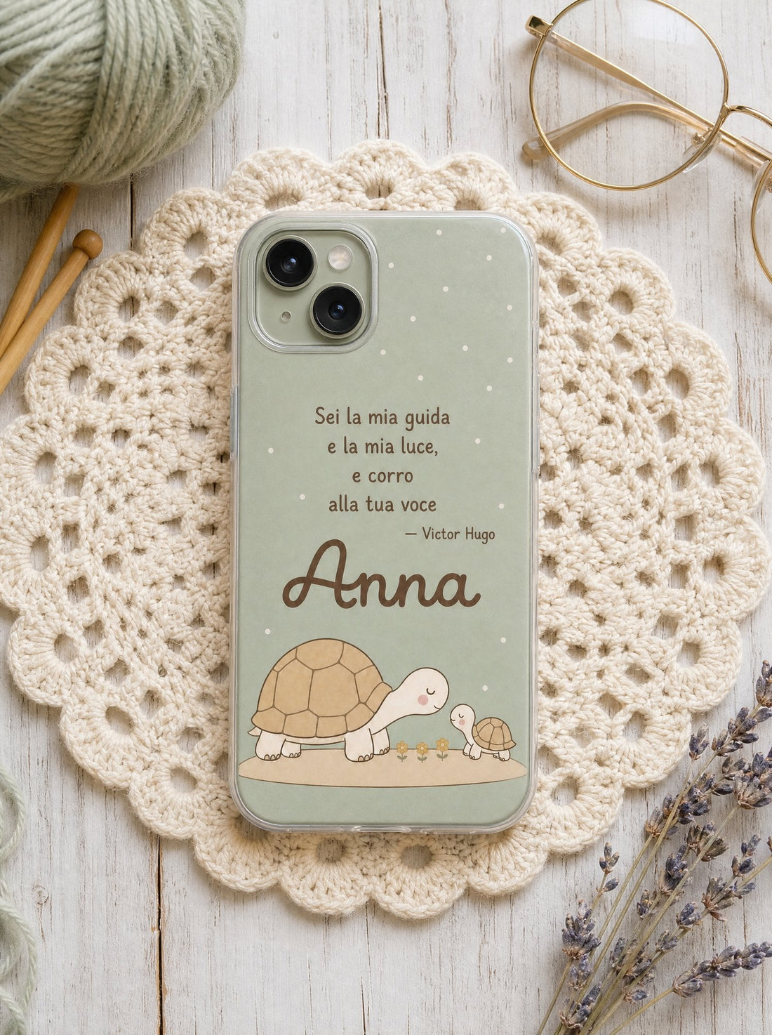 Cover per i nonni con una tartaruga e la tartarughina, la frase di Victor Hugo e il nome Anna, su un iPhone 15