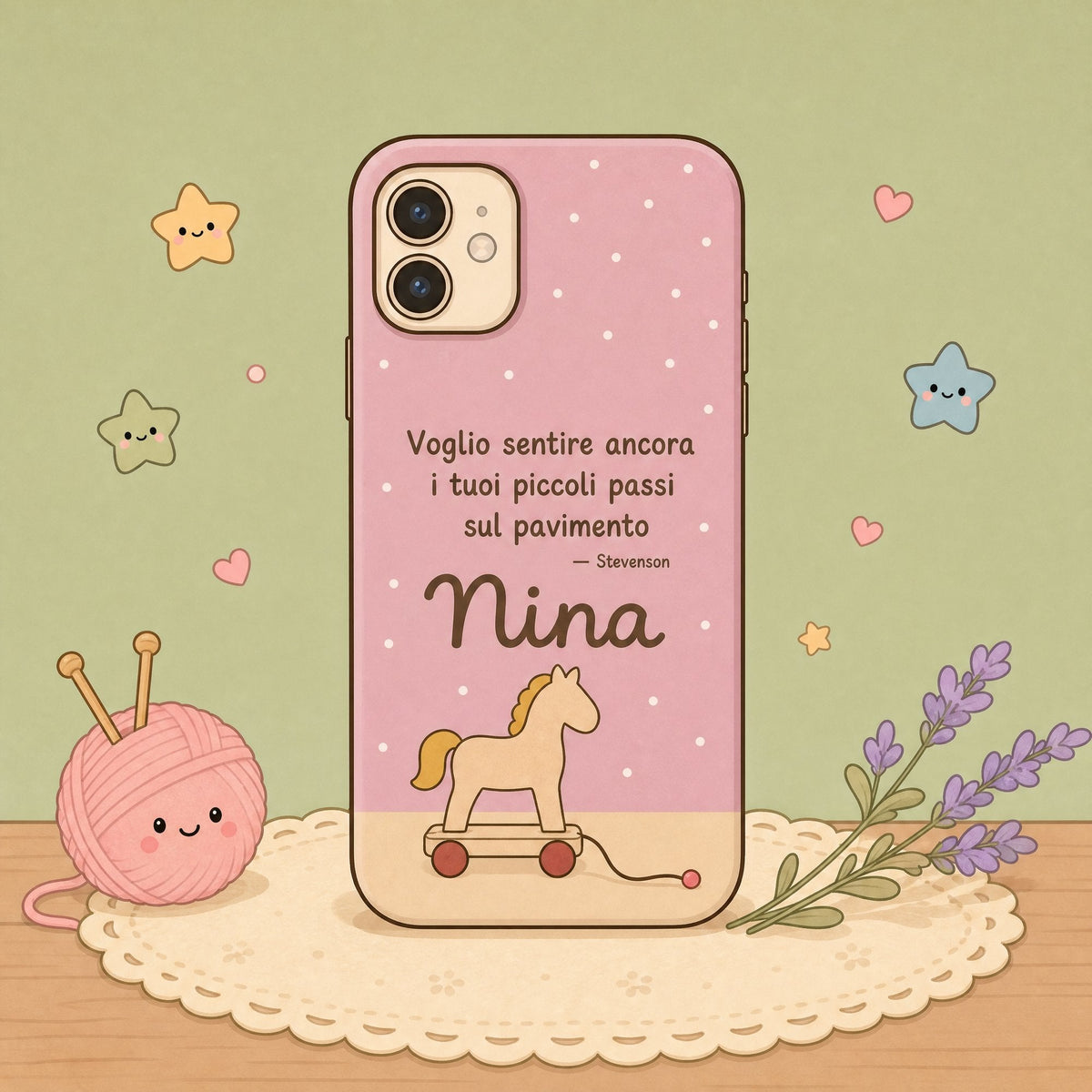Illustrazione di una cover rosa con un cavallino di legno, la frase di Stevenson e il nome Nina, su un centrino