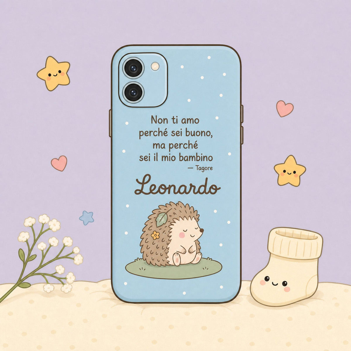 Illustrazione di una cover azzurra con un riccio, la frase di Tagore e il nome Leonardo, accanto a un calzino di lana