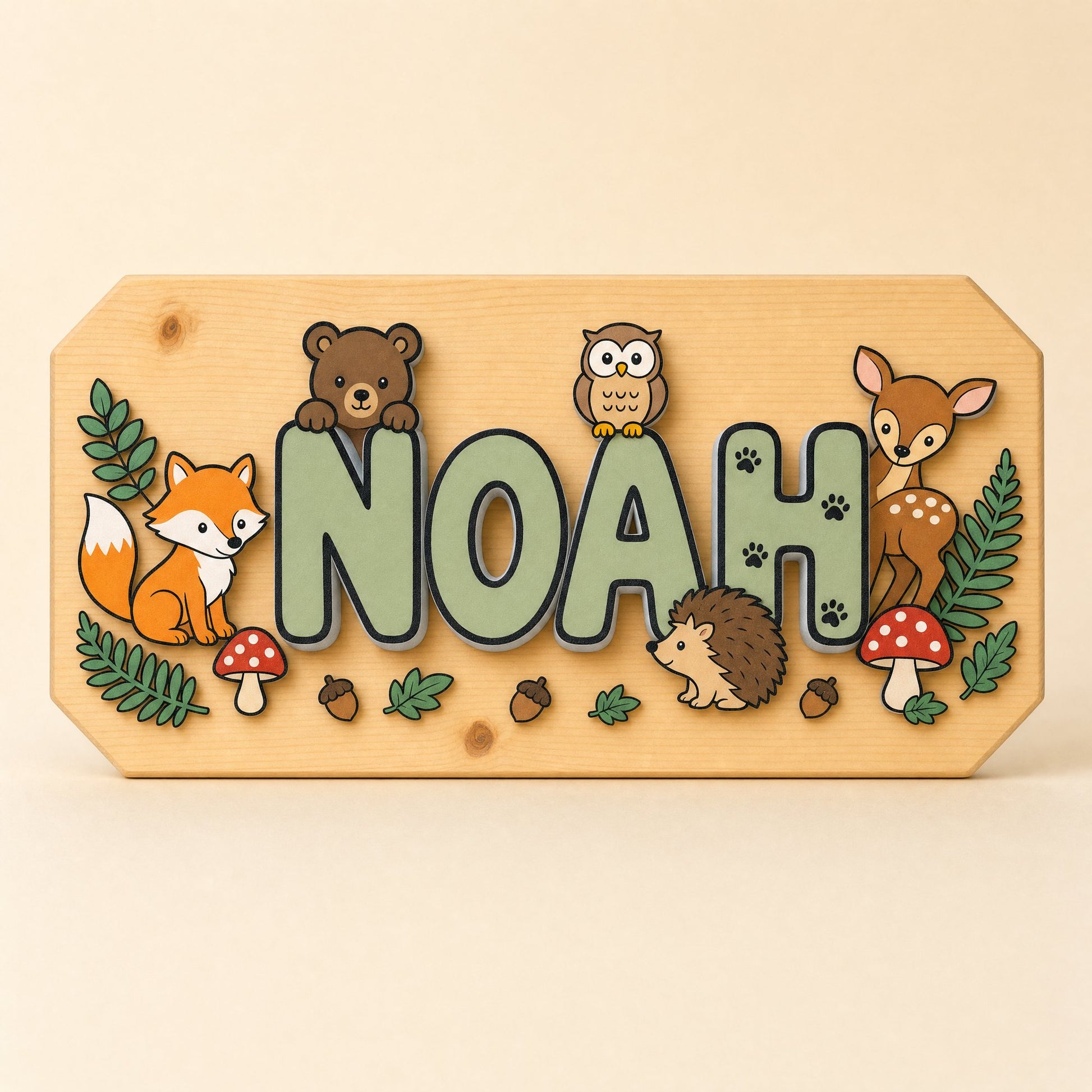Targa con il nome Noah, tema animali del bosco: orsetto, volpe, gufetto e riccio, lettere verde salvia
