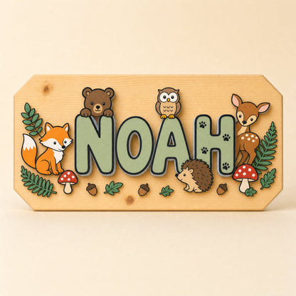 Targa con il nome Noah, tema animali del bosco: orsetto, volpe, gufetto e riccio, lettere verde salvia