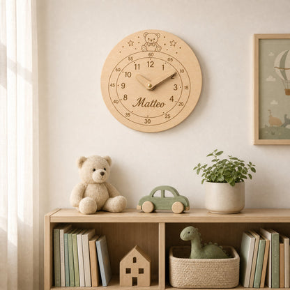 L orologio appeso in cameretta sopra una libreria bassa, con luce naturale