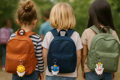 Bambini con in spalla degli zaini in cui sono appesi i portachiavi NFC artigianali progettati e realizzati da Bimbi Unici