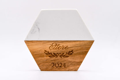 Bomboniera personalizzata in marmo e legno. Nome del bambino, data del battesimo.