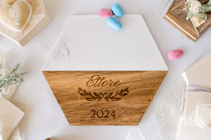 Bomboniera personalizzata in marmo e legno. Nome del bambino, data del battesimo.