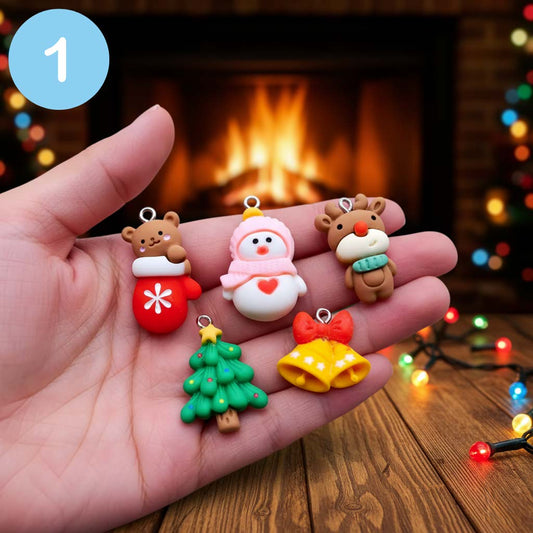 Ciondoli originali artigianali Bimbi Unici, creati come decorazione natalizia per piccoli alberi di natale. Rappresentano delle campane, una renna, un orsetto, un pupazzo di neve ed un alberello di natale, tutto in stile coccolo e giocoso.