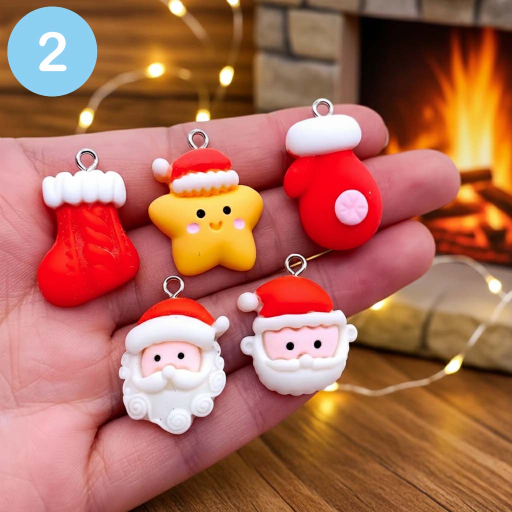 Ciondoli originali artigianali Bimbi Unici, creati come decorazione natalizia per piccoli alberi di natale. Rappresentano 2 babbi natale, una stella, una calza ed un guanto, tutto in stile coccolo e giocoso.