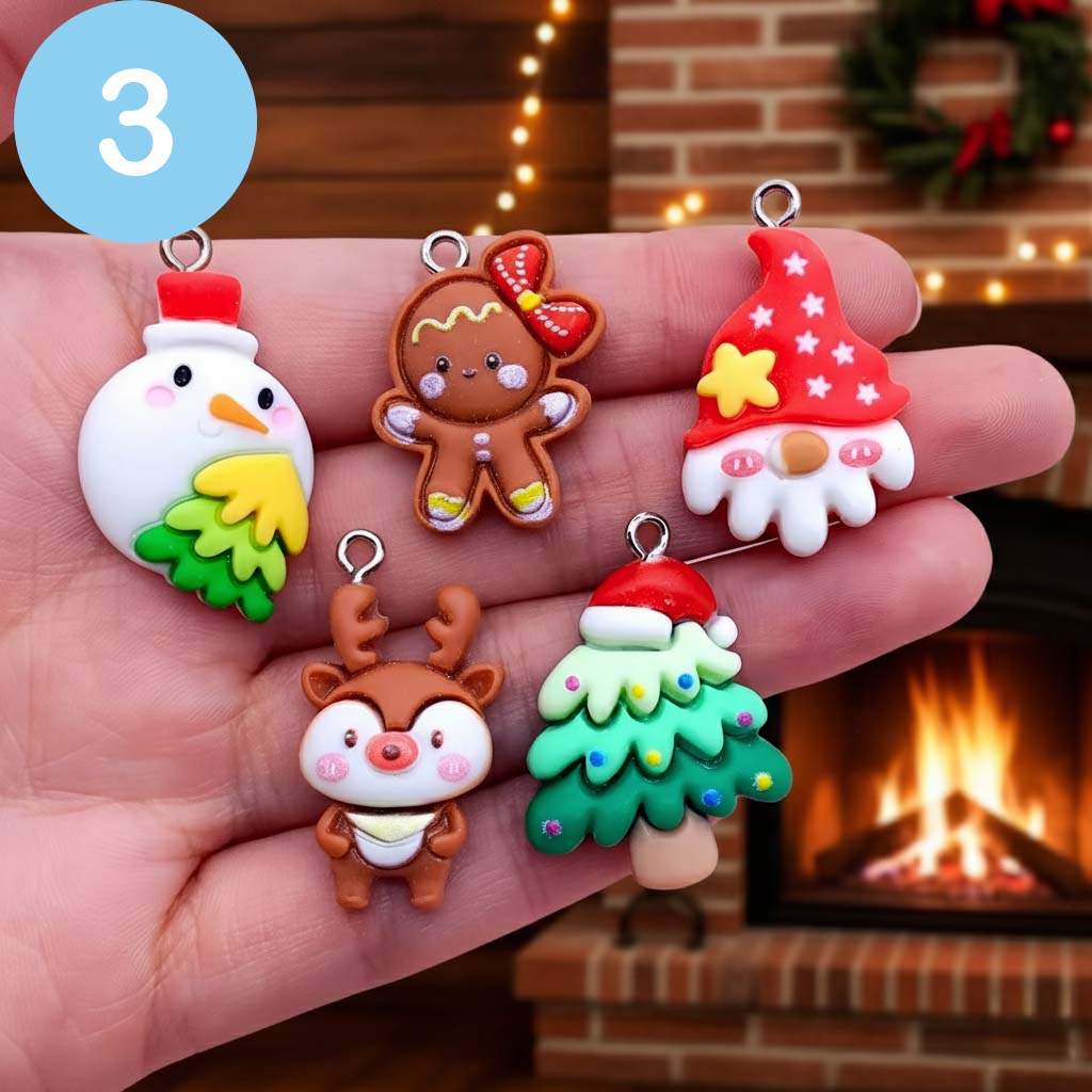 Ciondoli originali artigianali Bimbi Unici, creati come decorazione natalizia per piccoli alberi di natale. Rappresentano uno gnomo, una renna, un omino di marzapane, un pupazzo di neve ed un alberello di natale, tutto in stile coccolo e giocoso.