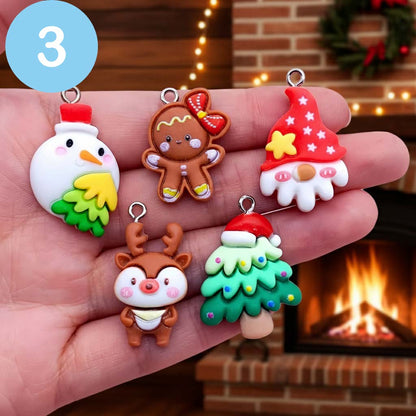 Ciondoli originali artigianali Bimbi Unici, creati come decorazione natalizia per piccoli alberi di natale. Rappresentano uno gnomo, una renna, un omino di marzapane, un pupazzo di neve ed un alberello di natale, tutto in stile coccolo e giocoso.