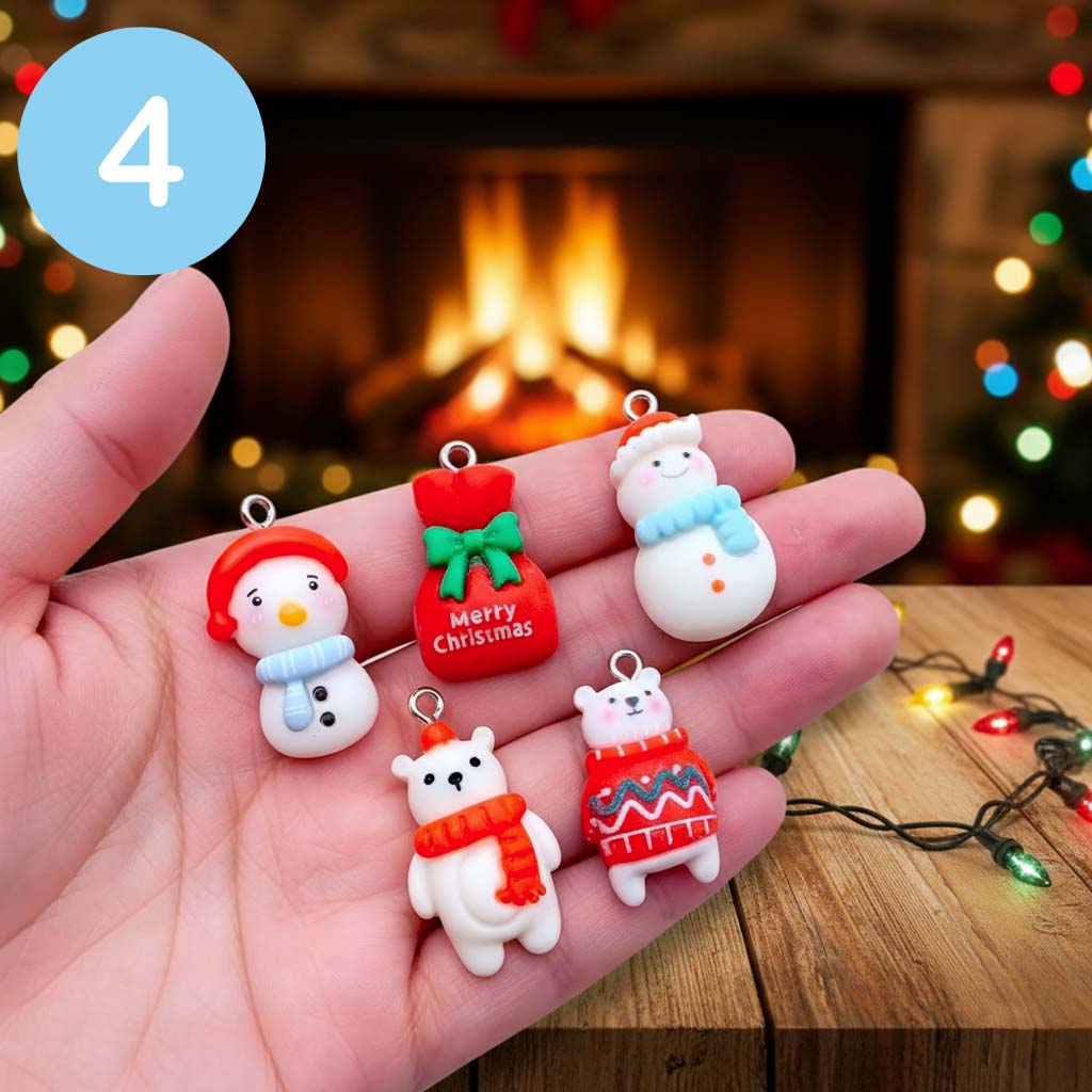 Ciondoli originali artigianali Bimbi Unici, creati come decorazione natalizia per piccoli alberi di natale. Rappresentano un pacchetto regalo, 2 orsi, 2 pupazzi di neve, tutto in stile coccolo e giocoso.