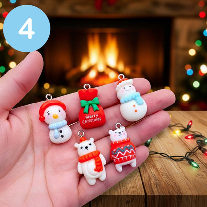 Ciondoli originali artigianali Bimbi Unici, creati come decorazione natalizia per piccoli alberi di natale. Rappresentano un pacchetto regalo, 2 orsi, 2 pupazzi di neve, tutto in stile coccolo e giocoso.