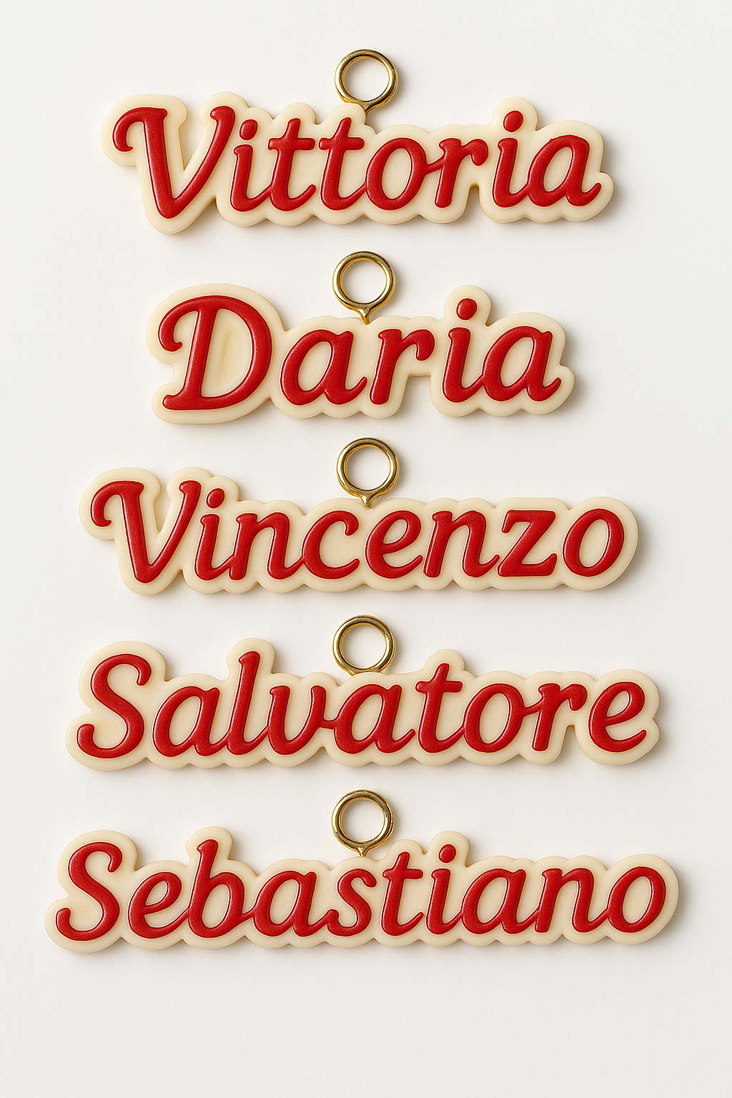 Ciondoli originali artigianali Bimbi Unici, creati come decorazione natalizia per piccoli alberi di natale. Rappresentano i nomi personalizzati dei bambini o delle bambine