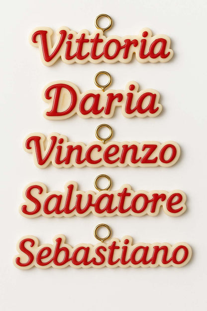 Ciondoli originali artigianali Bimbi Unici, creati come decorazione natalizia per piccoli alberi di natale. Rappresentano i nomi personalizzati dei bambini o delle bambine