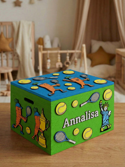 Cesto giochi bambini personalizzato Annalisa con decorazioni tennis, baule per giocattoli colorato.