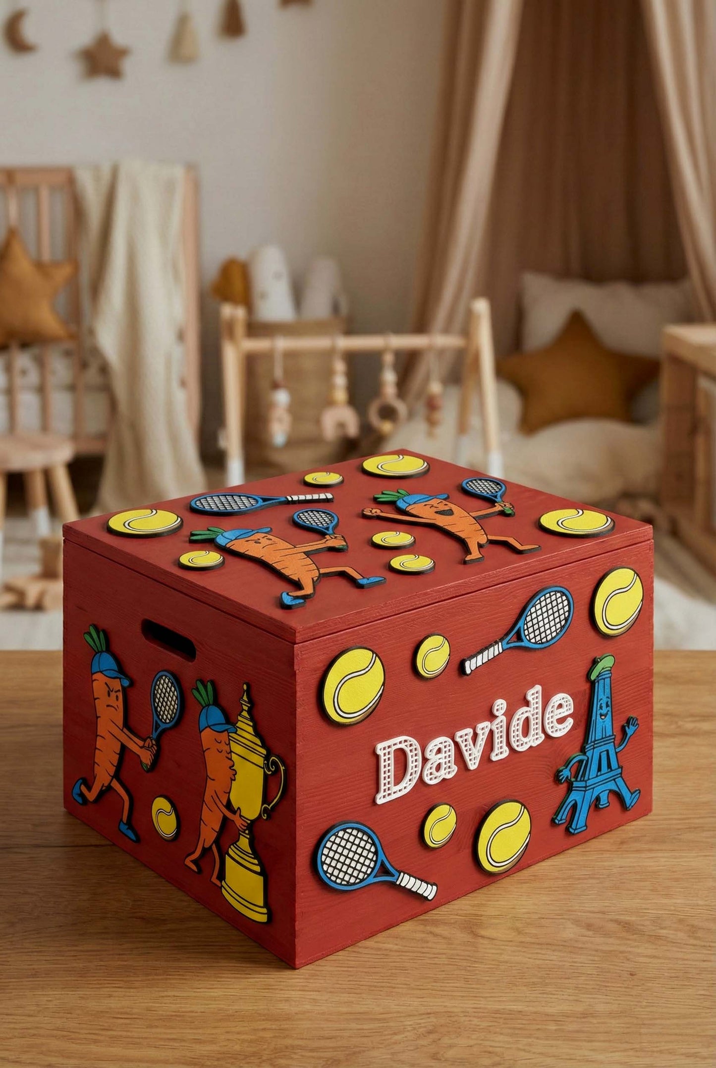 Cesto giochi bambini rosso personalizzato Davide con tema tennis, baule per giocattoli artigianale.