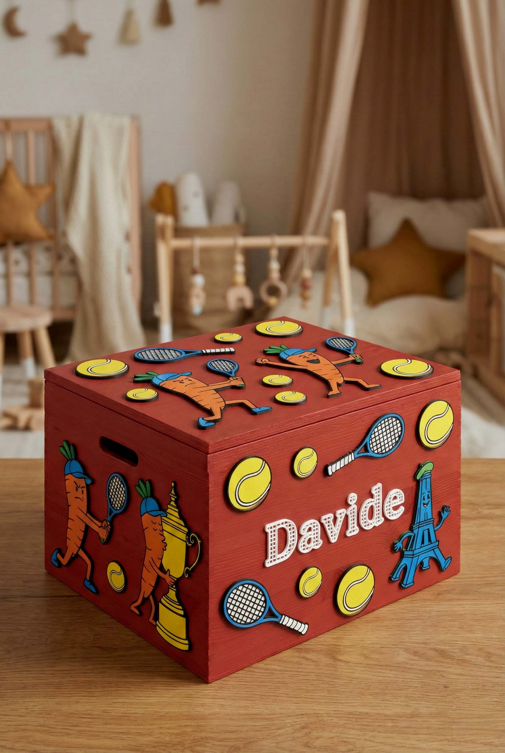 Cesto giochi bambini rosso personalizzato Davide con tema tennis, baule per giocattoli artigianale.