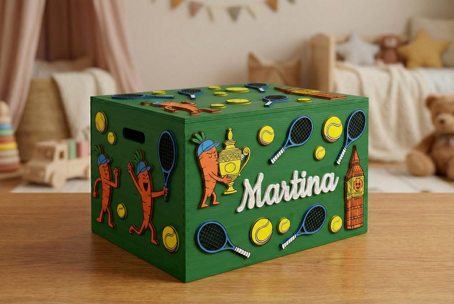Cesto giochi bambini verde personalizzato Martina con decorazioni tennis, baule per giocattoli artigianale.