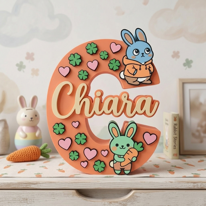 Lettera C in 3D personalizzata color pesca con nome Chiara in rilievo. Decorazione da appoggio per cameretta bambina con cuori rosa, quadrifogli verdi e due coniglietti decorativi.