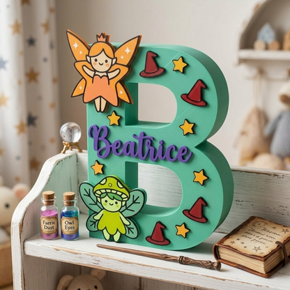Lettera B decorativa 3D verde menta personalizzata con il nome Beatrice in viola, decorata a tema magia con fatine, stelle e cappelli da mago, ideale per arredo cameretta bambina.