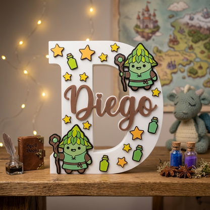 Lettera D decorativa 3D bianca personalizzata con il nome Diego in rilievo marrone, decorata a tema fantasy magico con piccoli druidi verdi, stelle e pozioni, ideale come arredo per cameretta bambini.