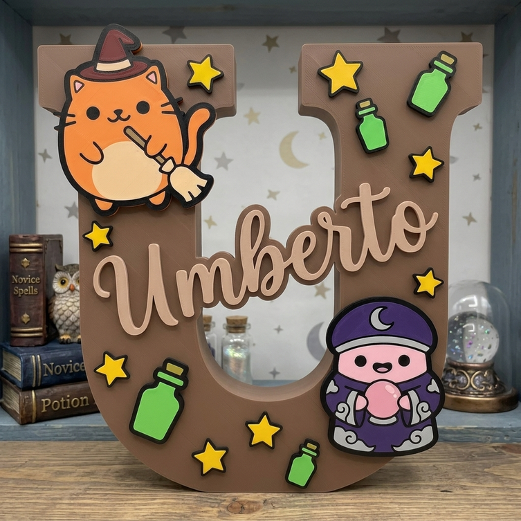 Lettera U decorativa 3D personalizzata con il nome Umberto in corsivo. Design a tema magia per bambini con gattino arancione stregone su scopa volante, maghetto con sfera di cristallo, boccette di pozione verde e stelle gialle. Ideale come decorazione per cameretta.