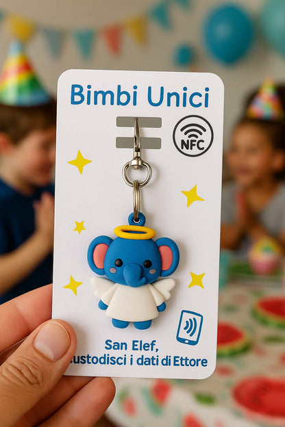 Immagine di un portachiavi artigianale rappresentate un elefante con le ali e la tunica, come fosse un angelo. All'interno contiene un NFC programmabile con le informazioni importanti del bambino a cui è stato dato.