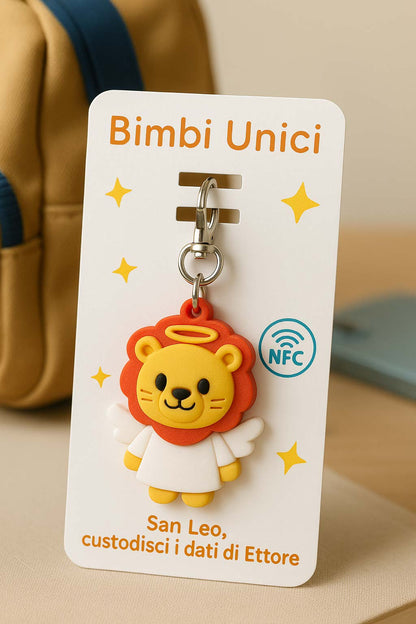 Immagine di un portachiavi artigianale rappresentate un leone con le ali e la tunica, come fosse un angelo. All'interno contiene un NFC programmabile con le informazioni importanti del bambino a cui è stato dato.