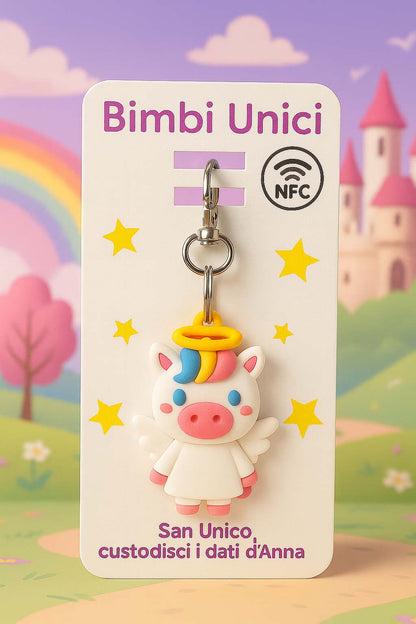 Immagine di un portachiavi artigianale rappresentate un unicorno con le ali e la tunica, come fosse un angelo. All'interno contiene un NFC programmabile con le informazioni importanti del bambino a cui è stato dato.