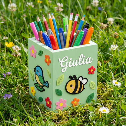 Porta pennarelli da scrivania personalizzato verde con nome, tema animali e fiori, pieno di colori, regalo utile per bambini