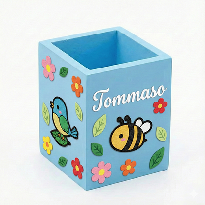 Portapenne da scrivania personalizzato azzurro con nome e decorazioni animali, ape e uccellino con fiori, idea regalo bimbo.