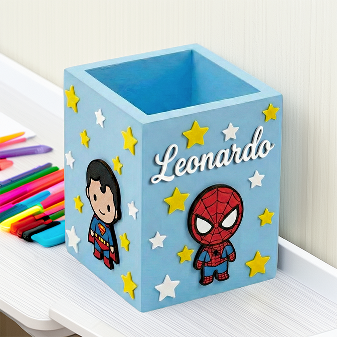 Porta pennarelli da scrivania personalizzato con nome, tema supereroi e stelline, organizzatore penne per cameretta bambini