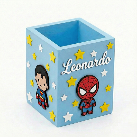 Portapenne da scrivania personalizzato azzurro tema supereroi con nome e stelline, portamatite per bambini da scrivania