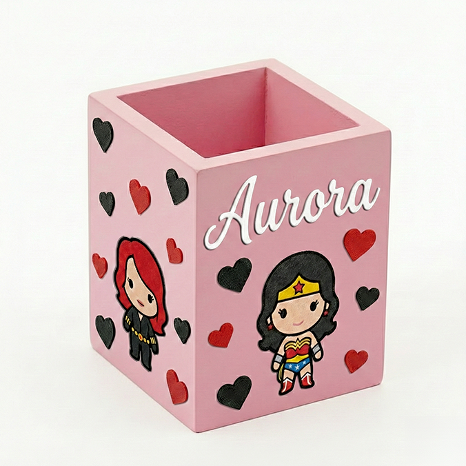 Portapenne da scrivania personalizzato rosa con cuori e nome, decorazioni in rilievo, accessorio scrivania bambine. Tema supereroine.