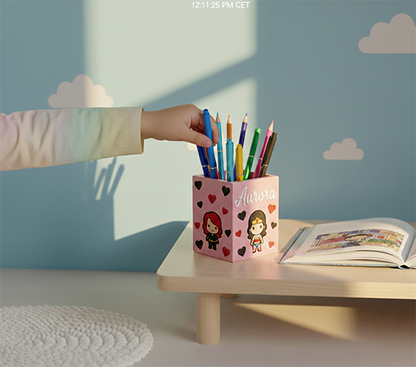 Portapenne da scrivania personalizzato rosa con nome e cuori, tema supereroine, portamatite per bambina