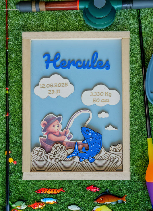 Quadretto nascita personalizzato che rappresenta un orsetto che pesca. Nelle nuvole ci sono i dati di nascita del bambino per cui il quadretto è stato fatto.