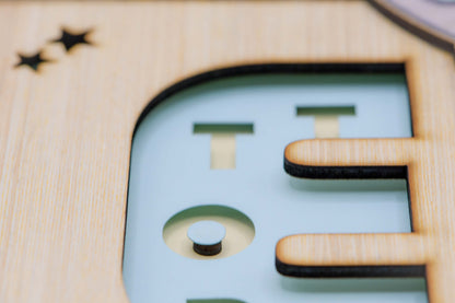 Quadretto decorativo personalizzato con elementi in rilievo dipinti a mano con colori atossici. Nome del bambino ricavato dal taglio di legno e di carta.