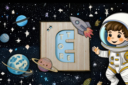 Quadretto decorativo personalizzato con elementi in rilievo dipinti a mano con colori atossici. Nome del bambino ricavato dal taglio di legno e di carta.