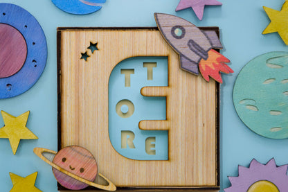 Quadretto decorativo personalizzato con elementi in rilievo dipinti a mano con colori atossici. Nome del bambino ricavato dal taglio di legno e di carta.