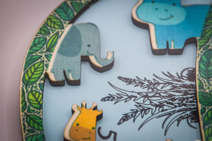 Quadretto nascita personalizzato: nome bambino, data nascita, luogo, altezza e peso. Realizzato in legno, carta e colori atossici, appendibile a muro.