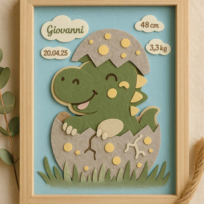 Quadretto nascita rappresentante un dinosauro che sta nascendo. Sono presenti anche i dati del bambino per il quale il quadretto è fatto.