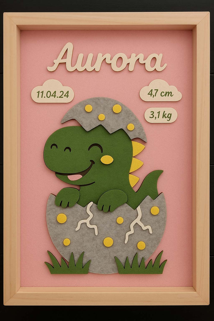 Quadretto nascita rappresentante un dinosauro che sta nascendo. Sono presenti anche i dati del bambino per il quale il quadretto è fatto.