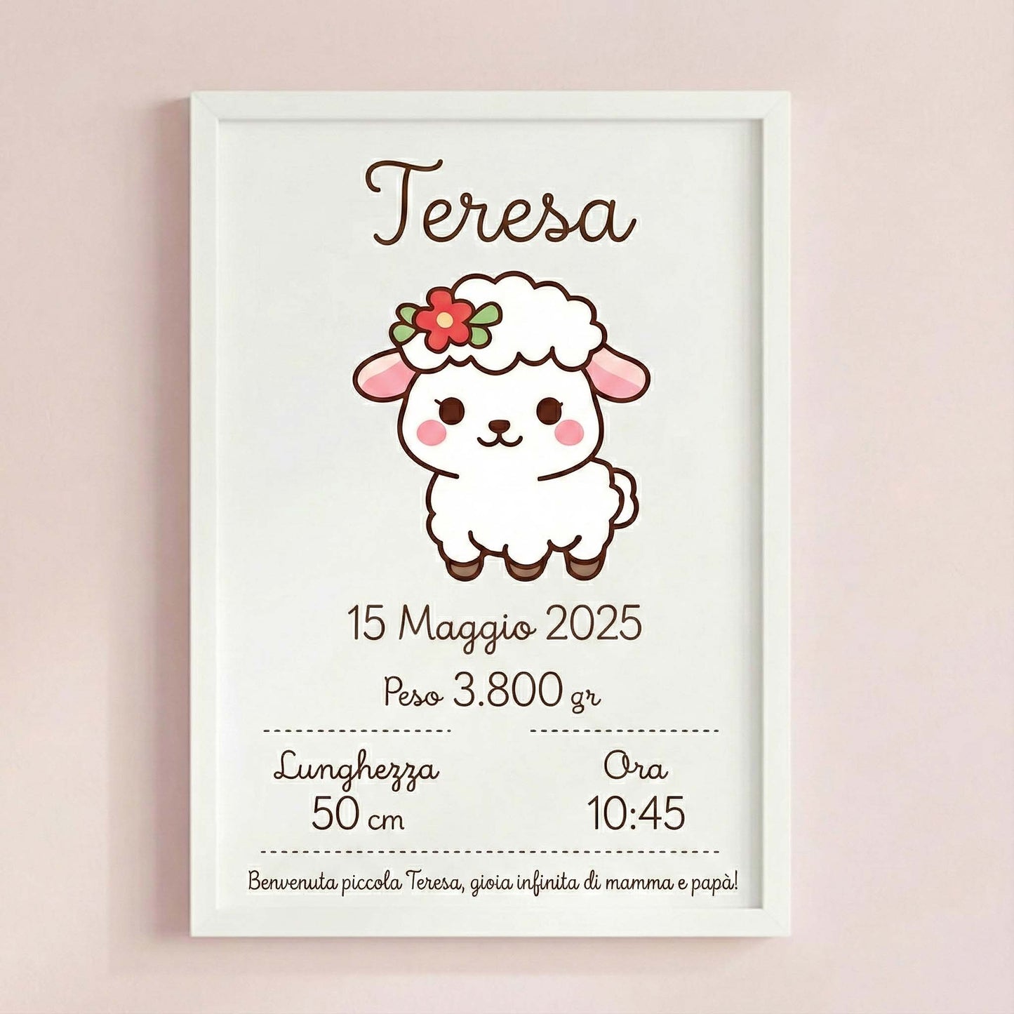Quadretto nascita personalizzato con illustrazione di pecorella, nome Teresa e dati di nascita, in cornice bianca 20x30 cm su sfondo rosa.