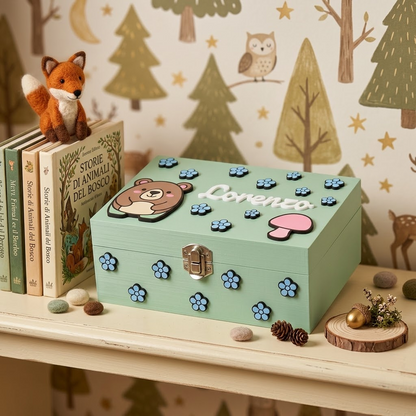 Scatola dei ricordi in legno verde personalizzata con nome Edoardo, decorata con animali del bosco in rilievo tra cui un gufo e una volpe, foglie e fiori azzurri.