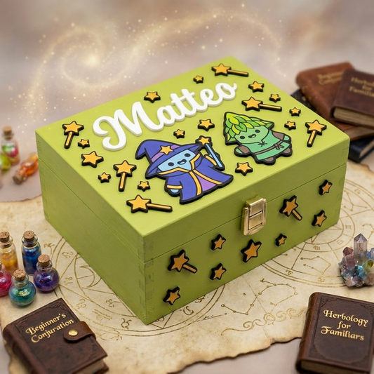 Scatola in legno verde personalizzata con il nome Matteo in rilievo, decorata a tema magia con applicazioni 3D di un piccolo mago, una creatura fantasy, stelle e bacchette magiche. Cofanetto portaoggetti artigianale ambientato tra libri di incantesimi in miniatura, cristalli e pozioni.